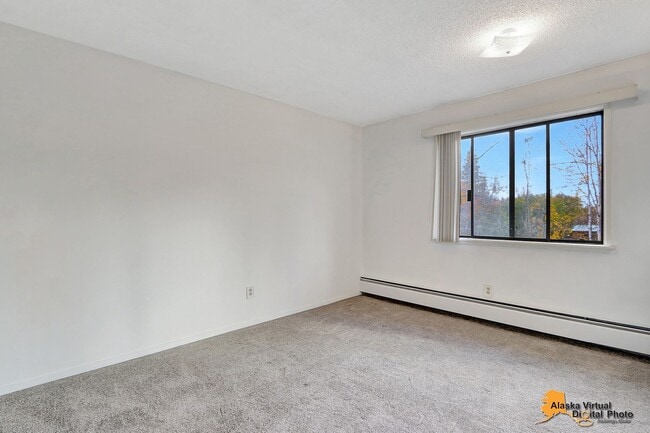 Building Photo - Top Floor End Unit Condo* Pet Friendly, Pr...
