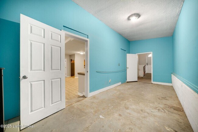 Building Photo - 1112 E Oak St