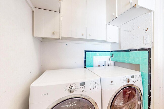 Building Photo - LOMAS/JUAN TABO 3 Bedroom 2 Bath 1/CG