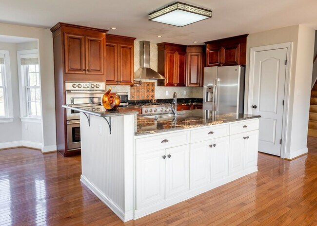 Building Photo - 5 bedroom home