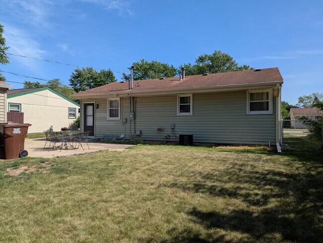 Building Photo - 2026 Evans Ave