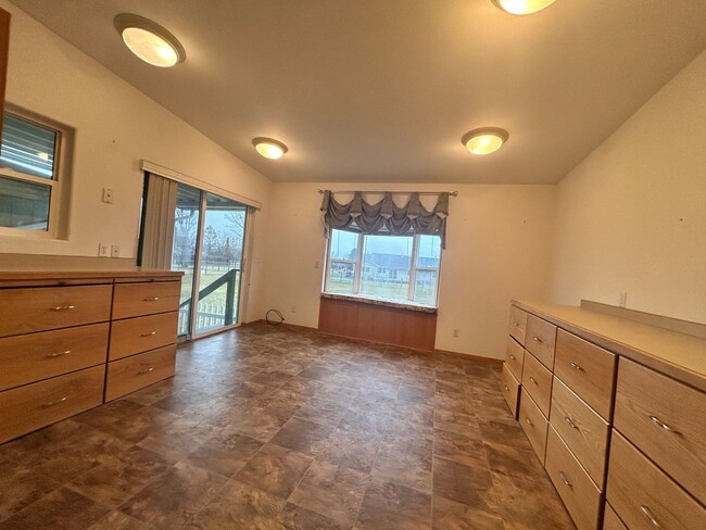 Building Photo - 3 Bed / 2 Bath  on One Acre – Garage Included