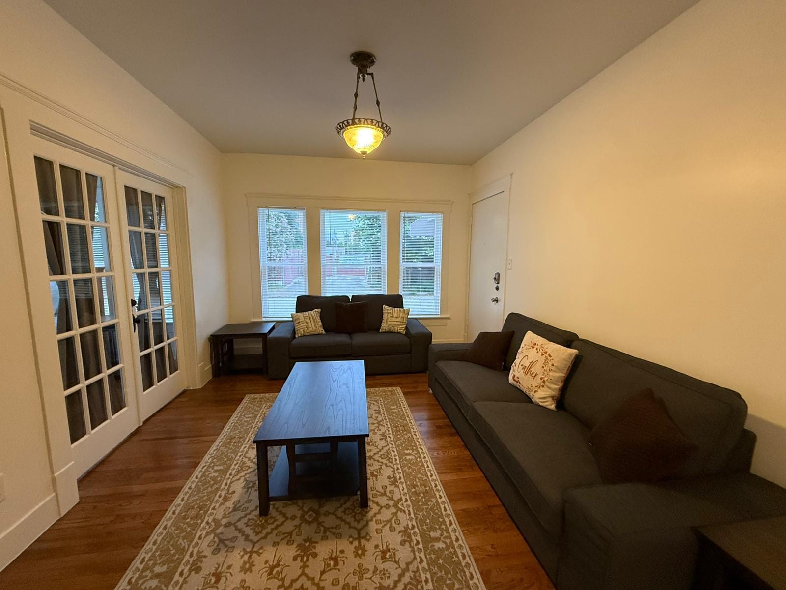 Living Room - Furnished - 4907 Louisiana St