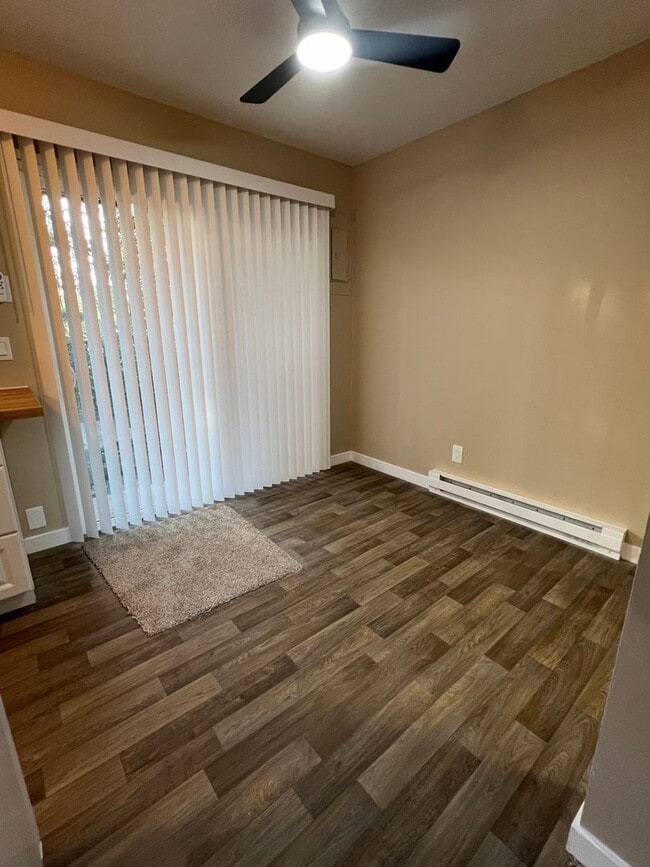 Building Photo - Fully Remodeled Rockwood 2-Bedroom