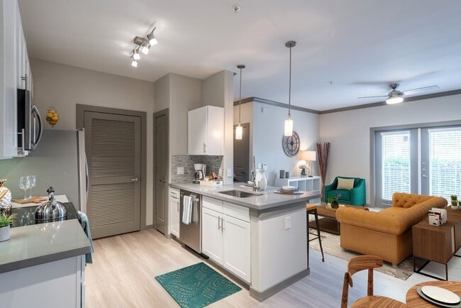 Building Photo - Elevated Lifestyle, With 1 Month Complimen...