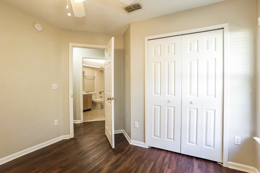 Building Photo - 7410 Carriage Side Ct