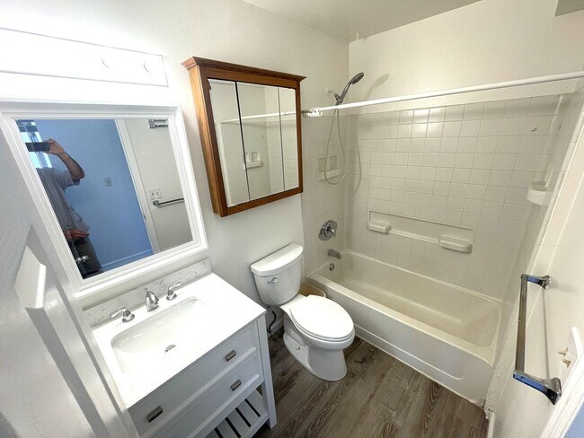 Building Photo - Maui Gardens Unfurnished 1BR/1BA End Unit Available