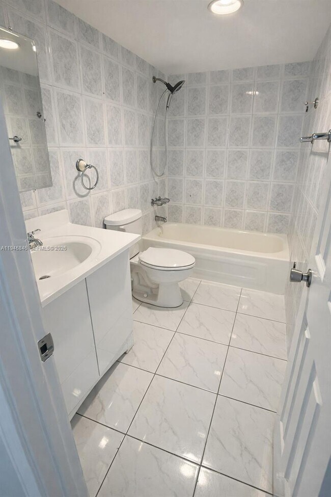 Building Photo - 10000 NW 80th Ct