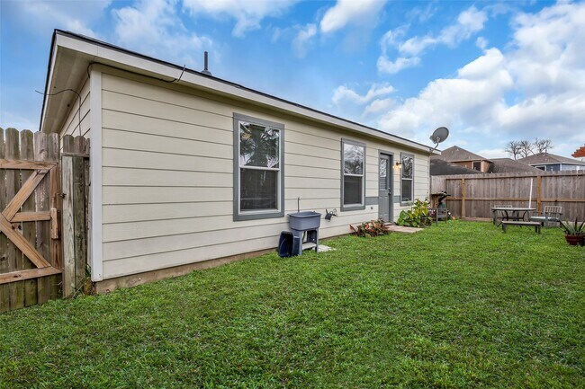 Building Photo - 9327 Delicado Dr