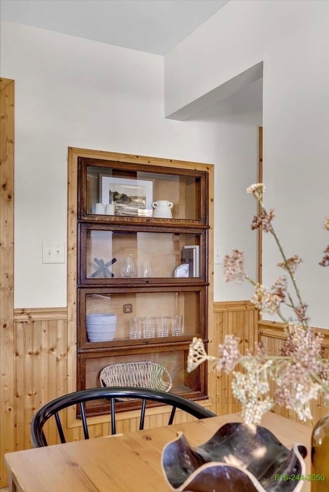 Building Photo - Newly Remodeled 3 Bedroom Kentwood Home! Stainless steel appliances!