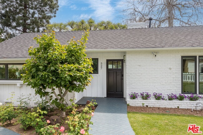 Building Photo - 527 S Bentley Ave