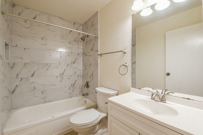 Building Photo - 26 Yewleaf Rd