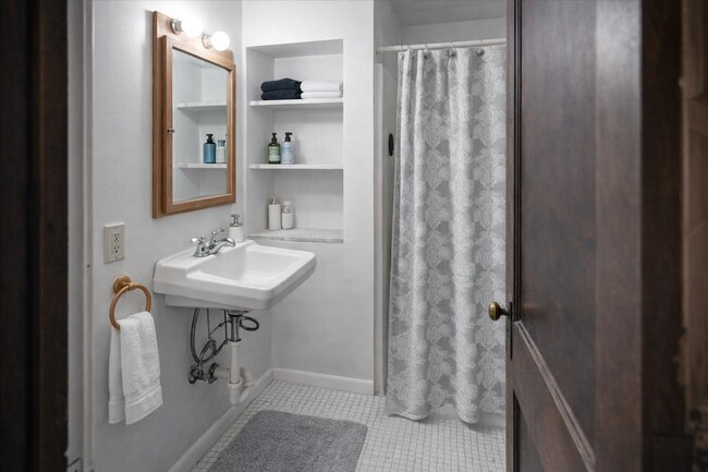 Building Photo - 416 Castle Pl