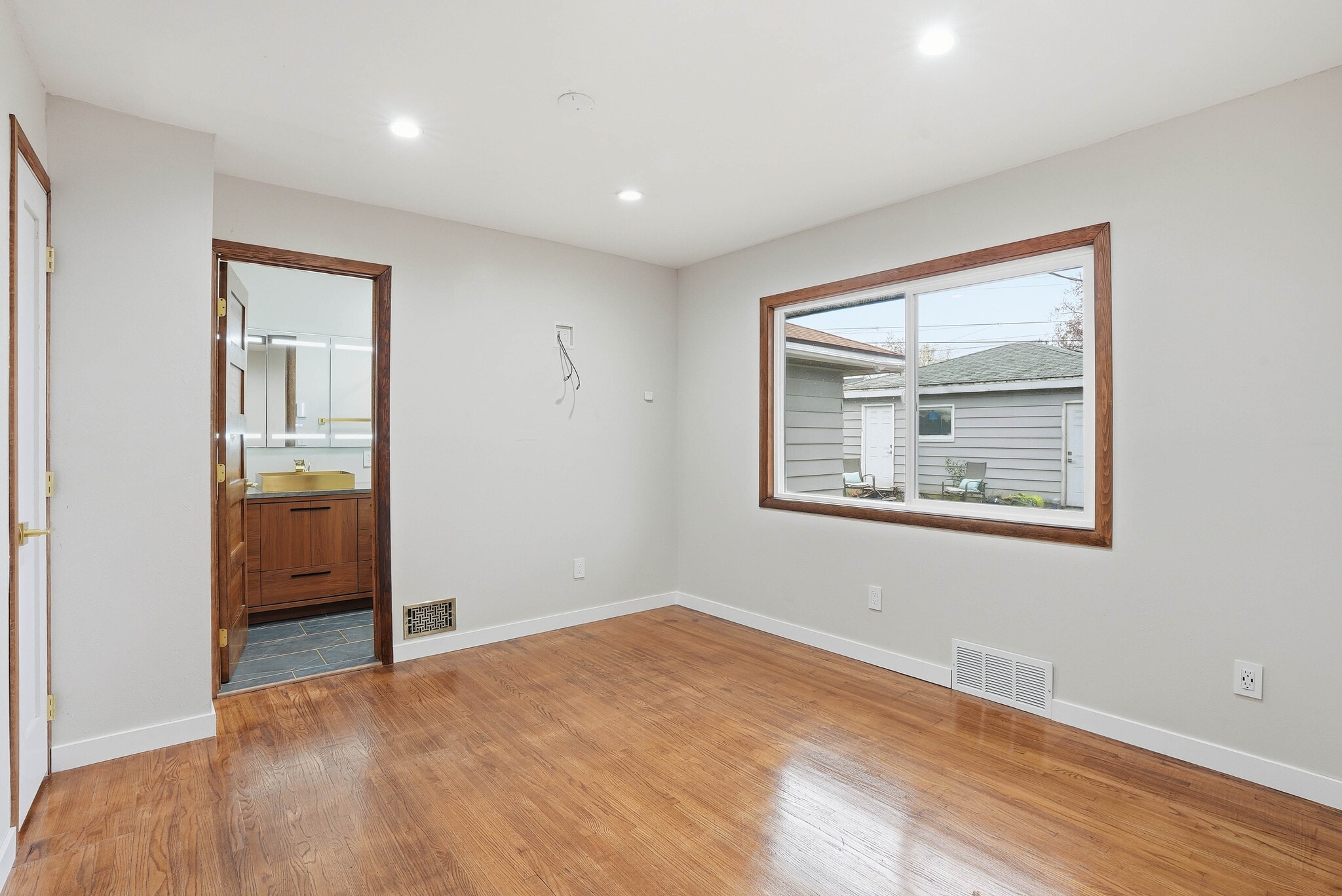 Building Photo - 729 W Augusta Ave