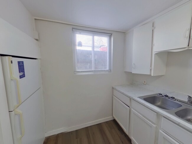 Building Photo - 145 N Ash St