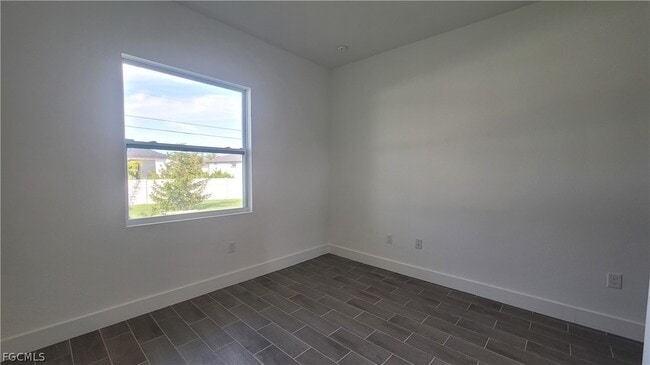 Building Photo - 412 SW 28th Ave