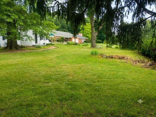 Building Photo - 3950 Riverside Dr