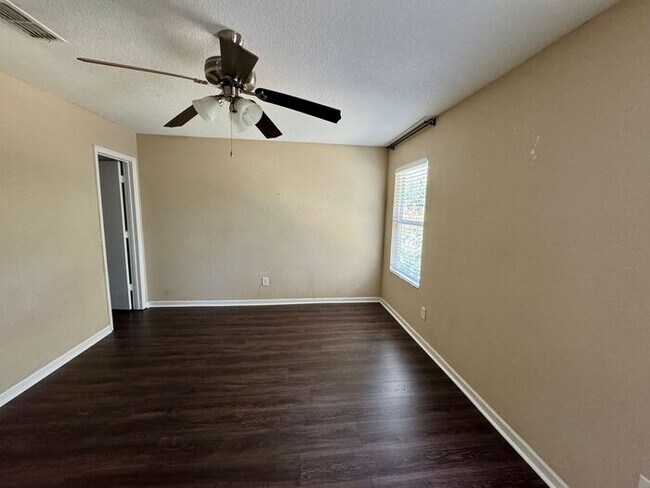 Building Photo - Over 2800 square feet!