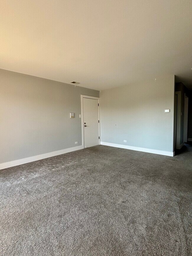 Building Photo - 14949 Lake View Dr