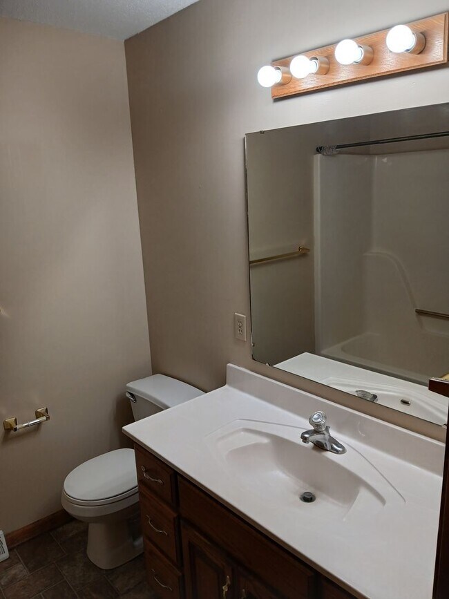 Building Photo - 3 bedrooms, 2.5 bathrooms, 2 car garage, with bonus flex room!