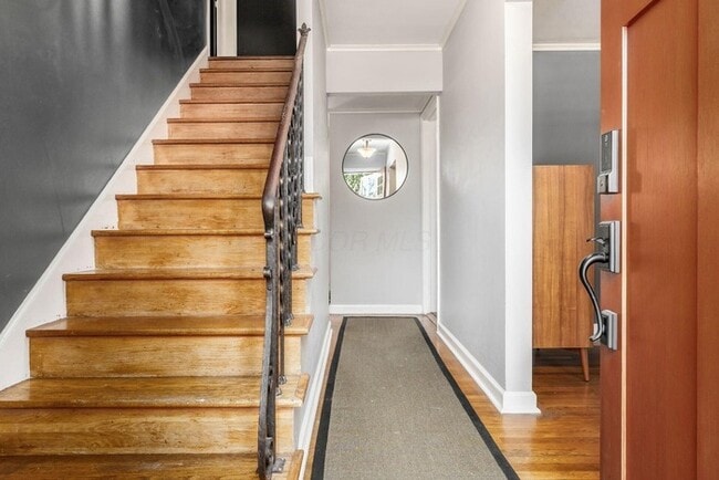 Building Photo - Spacious 4BR Home with Finished Lower Level & Fenced Yard in Upper Arlington