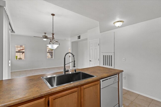 Building Photo - 2 Bedroom Condo Available in September!