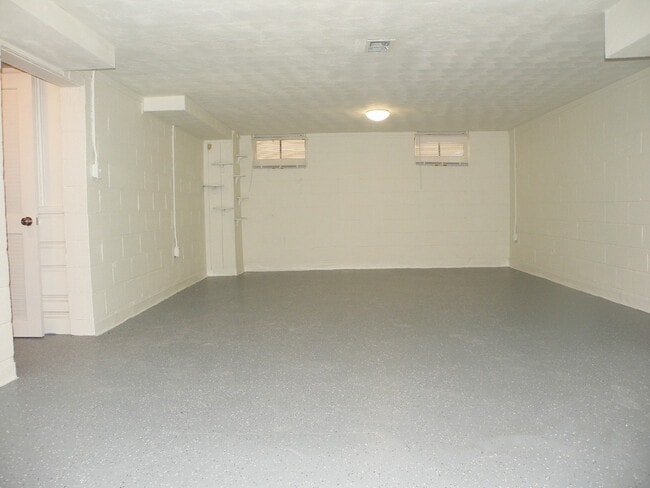 Building Photo - 3 Bed - 2 Full Bath Cape Cod for Rent in Euclid!