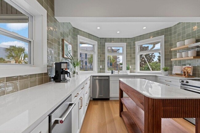 Building Photo - 169 Pompano St