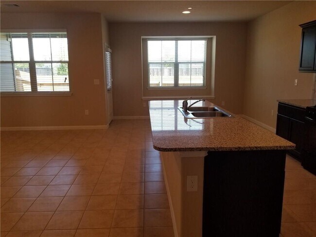 Building Photo - 2880 Donnell Dr