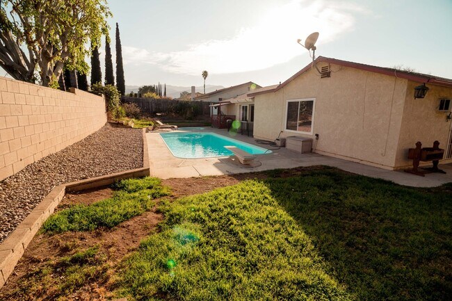 Building Photo - Spacious 4 Bed / 2 Bath Pool Home in Prime Corona Location!
