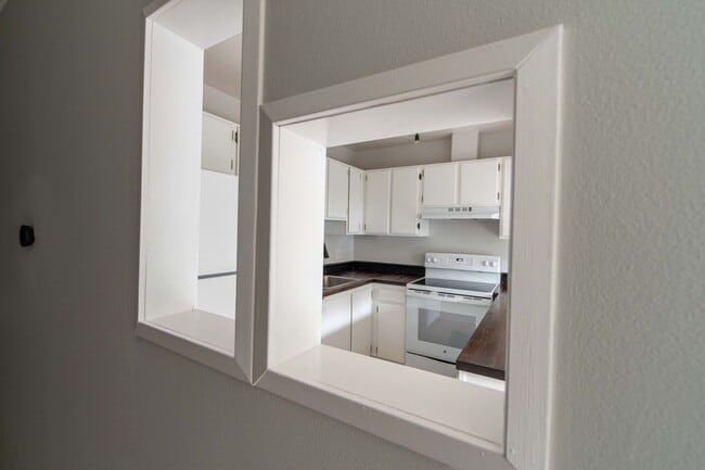 Building Photo - Charming 3 Bed 1.5 Bath Townhome in Wood Village!