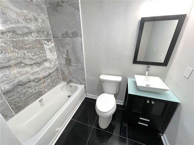 Building Photo - 376 Wellington St SW