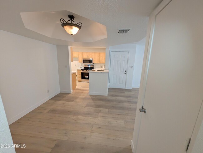 Building Photo - 1880 E Morten Ave