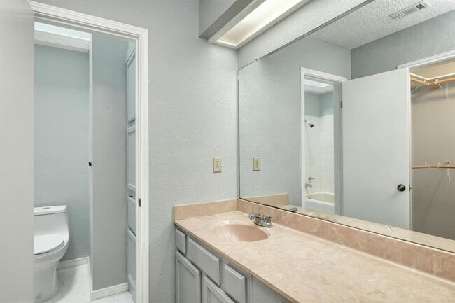 Building Photo - 2208 Raintree Path