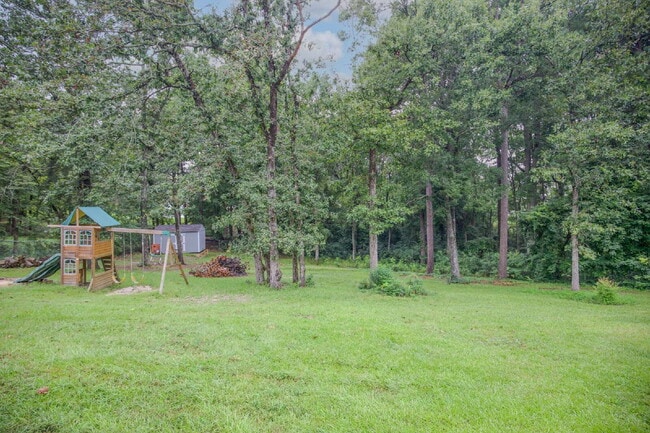 Building Photo - Charming 3 Bedroom, 2,5 Bath home with hug...