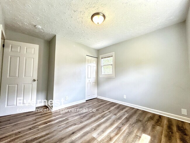 Building Photo - 3-Bedroom Home with Easy Access to Parks a...