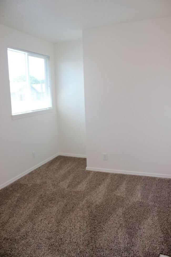 Building Photo - 4 bedroom, 2.5 bath home in quiet Scappoose neighborhood