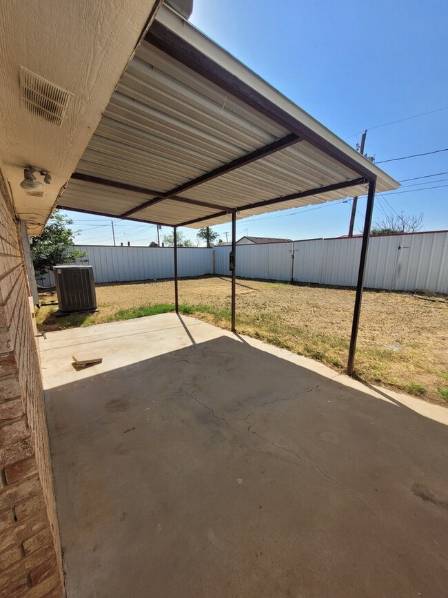 Building Photo - 3 bed 2 bath and 2 car garage!