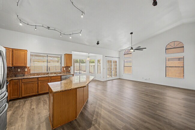 Building Photo - 3103 N Meadow Ln