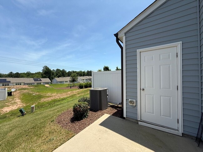 Building Photo - Excellent 3BD, 2.5BA Clayton Townhome Near...