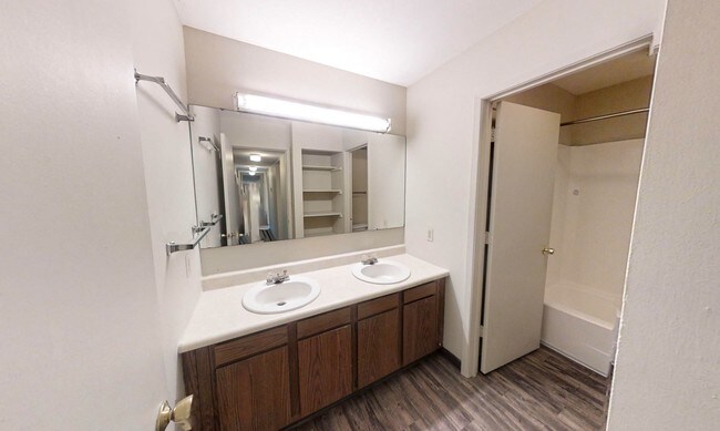 Building Photo - 811 W Oregon St