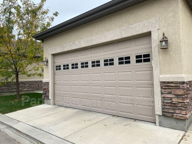 Building Photo - 5561 W Pkwy W