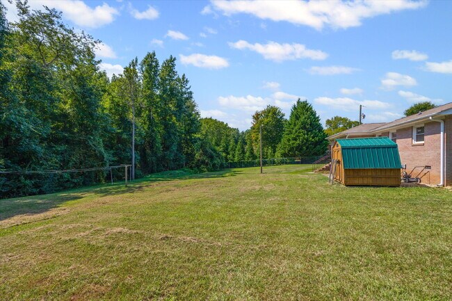Building Photo - 3 Bedroom / 2 Bathroom Home on .78 Acres