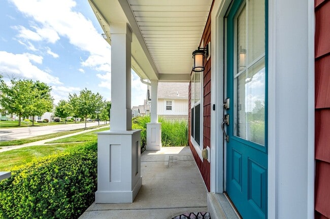 Building Photo - Gorgeous Updated 3 Bed 2.5 Bath Home w/2 C...