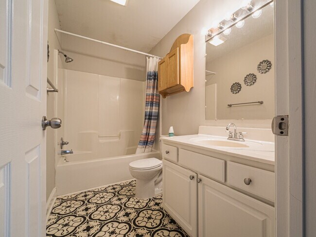 Building Photo - "Charming 3-Bedroom Retreat with 2 Full Baths in Gastonia - Your Cozy Haven Awaits!"