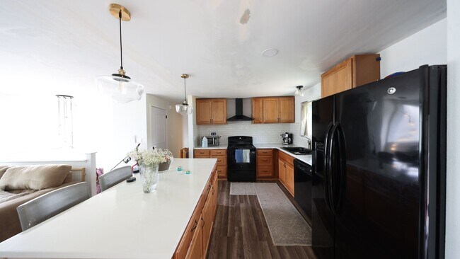 Building Photo - 3 Bed 2 Bath - A/C - Large Backyard - Dog Friendly - NAS Whidbey