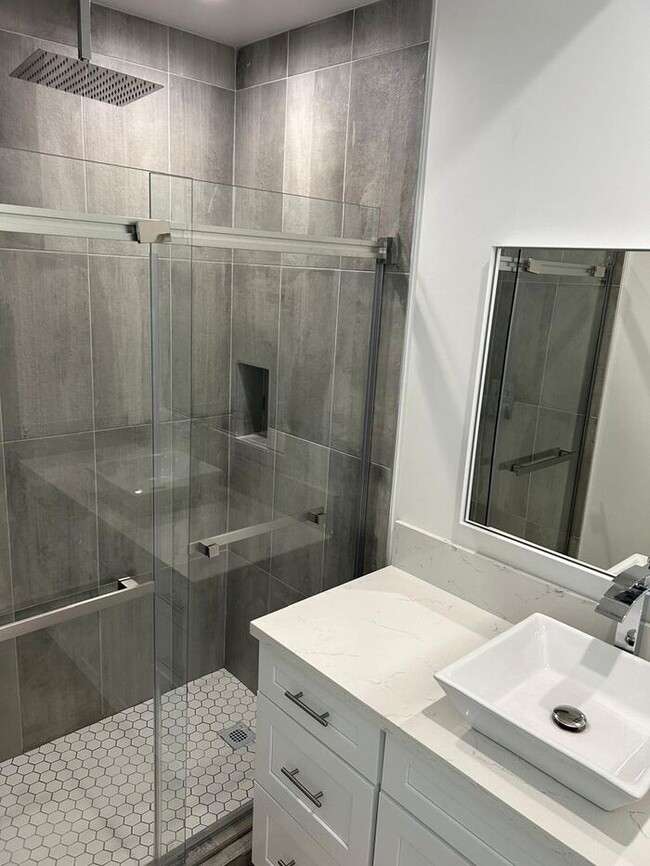 Building Photo - Stunning 3 Bedroom 2 Bathroom House for Re...