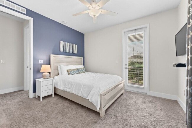 Building Photo - 350 Lasso Dr