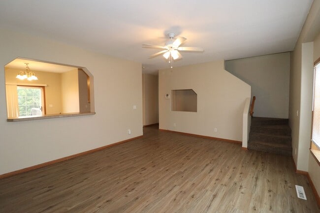 Building Photo - Spacious Town House for Rent