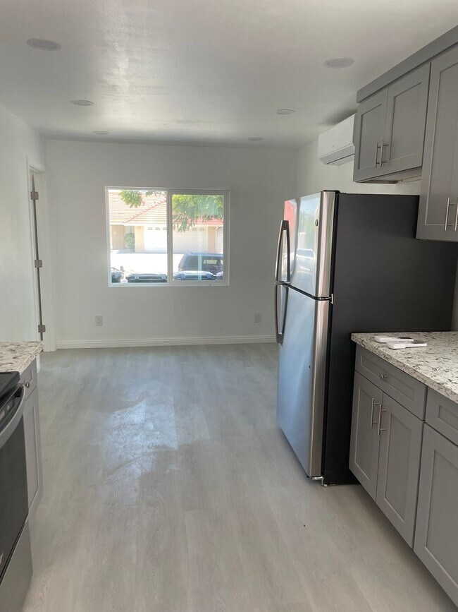 Building Photo - Lots of options